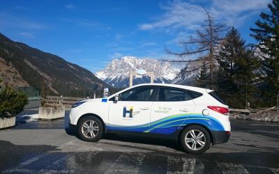 WaterstofNet rijdt met waterstofauto naar H2 South Tirol om samenwerkingsmogelijkheden te bespreken.