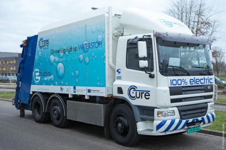 Vuilniswagen op waterstof rijdt een jaar succesvol rond voor papierophaling in Eindhoven