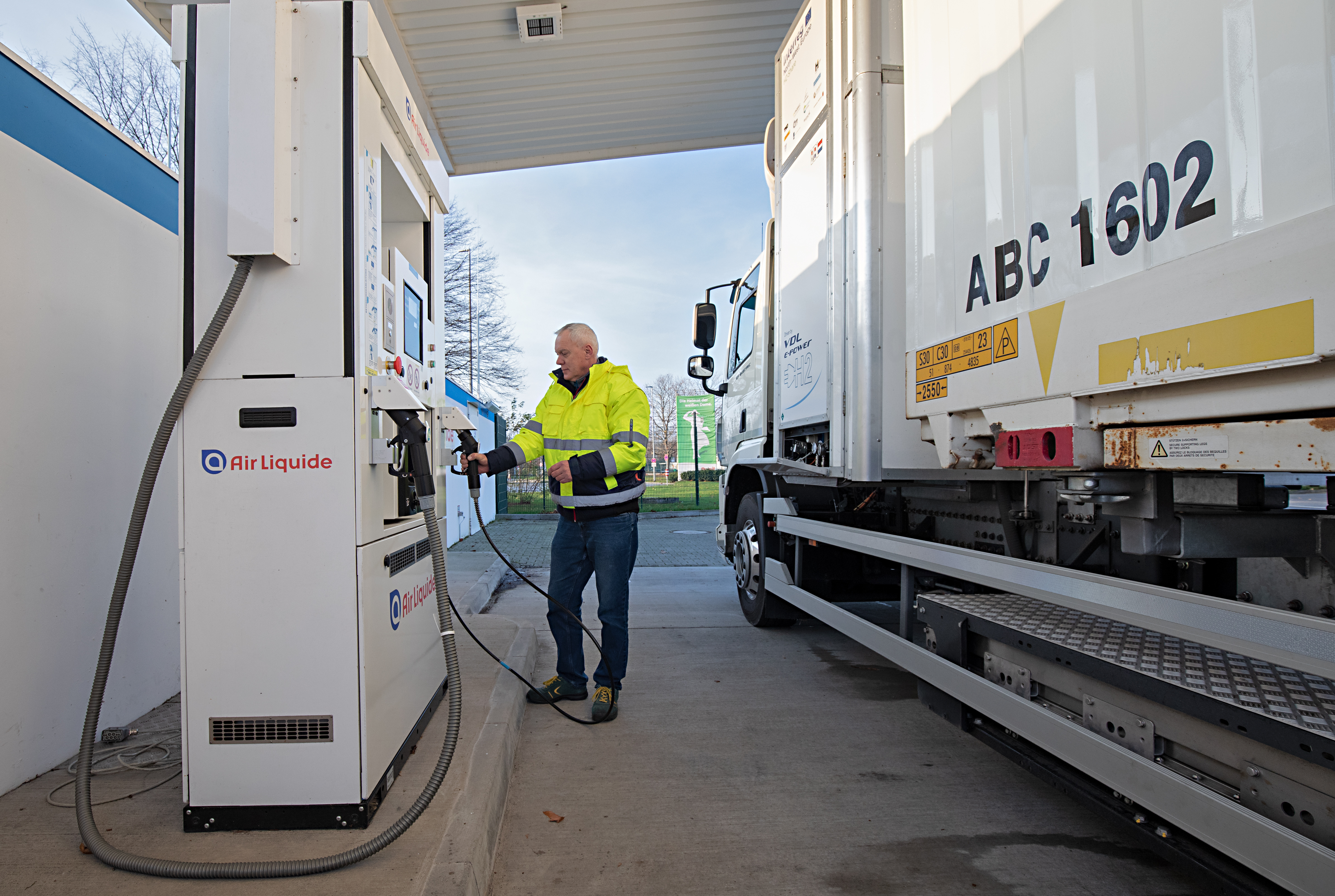 H2-Share-hydrogen-truck-demonstration-Dusseldorf-ABC-Logistik_3.jpg