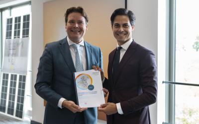 Benelux secretaris-generaal Frans Weekers overhandigt Benelux waterstofstudie, uitgevoerd door WaterstofNet, aan Nederlandse minister voor klimaat en energie Rob Jetten