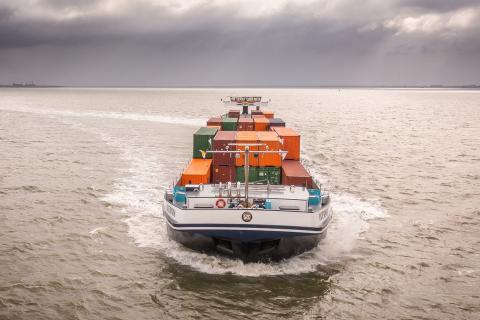 Emission-free inland and near-shore shipping on hydrogen