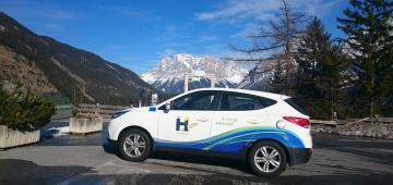 WaterstofNet rijdt met waterstofauto naar H2 South Tirol om samenwerkingsmogelijkheden te bespreken.