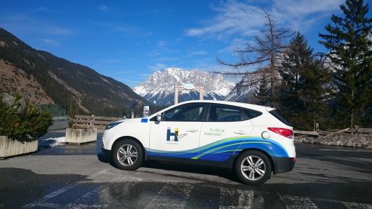 WaterstofNet rijdt met waterstofauto naar H2 South Tirol om samenwerkingsmogelijkheden te bespreken.