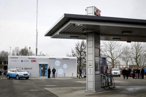 Large-scale implementation of hydrogen vehicles and hydrogen filling stations
