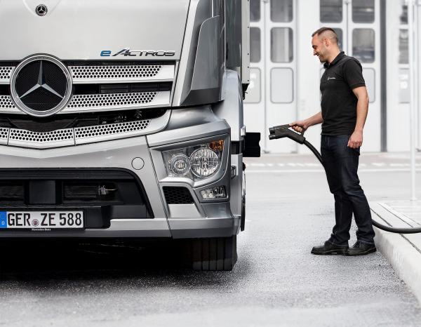EU reaches deal on near phase-out of diesel trucks