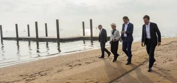 Turning the North Sea in one large green electricity and hydrogen hub