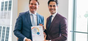 Benelux secretary general Frans Weekers hands over Benelux hydrogen study conducted by WaterstofNet to Dutch minister for climate and energy Rob Jetten