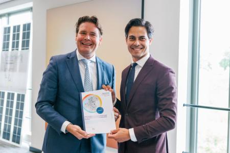 Benelux secretary general Frans Weekers hands over Benelux hydrogen study conducted by WaterstofNet to Dutch minister for climate and energy Rob Jetten