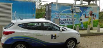 Persbericht: Waterstofauto Hyundai iX35 tankt 700 bar bij  waterstoftankstation op de Automotive Campus in Helmond