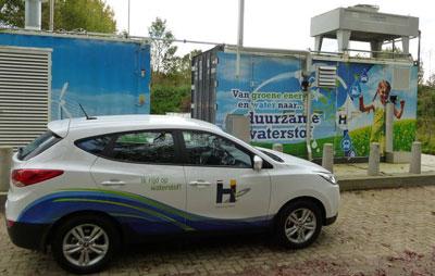 Persbericht: Waterstofauto Hyundai iX35 tankt 700 bar bij  waterstoftankstation op de Automotive Campus in Helmond