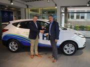 WaterstofNet trotse eigenaar van waterstofauto Hyundai ix 35