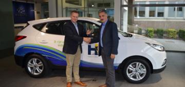 WaterstofNet trotse eigenaar van waterstofauto Hyundai ix 35 