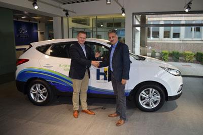 WaterstofNet trotse eigenaar van waterstofauto Hyundai ix 35 