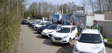 WaterstofNet neemt deel aan geslaagde wereldrecordpoging langste stoet elektrische voertuigen in Helmond