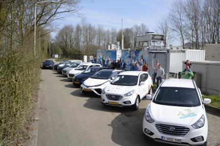 WaterstofNet neemt deel aan geslaagde wereldrecordpoging langste stoet elektrische voertuigen in Helmond
