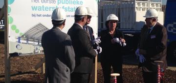 Vlaams minister Annemie Turtelboom doet eerste spadesteek voor eerste publieke waterstoftankstation in België 