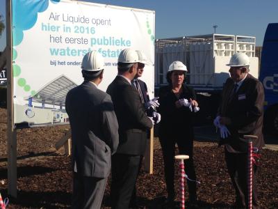 Vlaams minister Annemie Turtelboom doet eerste spadesteek voor eerste publieke waterstoftankstation in België 