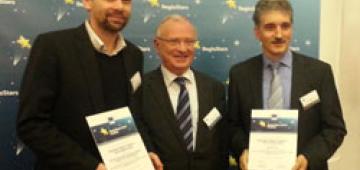 WaterstofNet neemt, uit handen van Luc Van de Brande, het certificaat voor Regiostars finalist in ontvangst