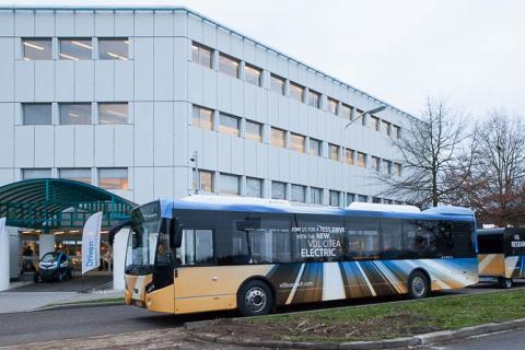 Bus with hydrogen range extender